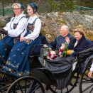 Reisens andre dag sto Peer Gynts rike for tur. Kong Harald og Dronning Sonja ankommer scenen ved Rondablikk i hest og vogn. Foto: Heiko Junge / NTB scanpix